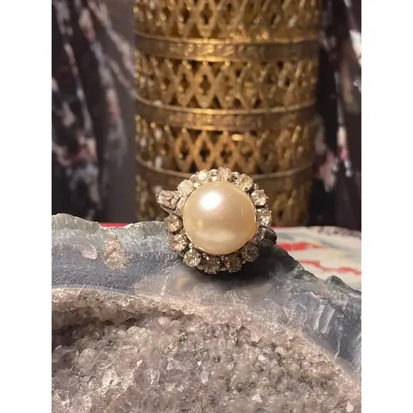 Stunning Vintage Cocktail Ring Faux Pearl + Rhinestones ~ Statement Piece! - Picture 1 of 5